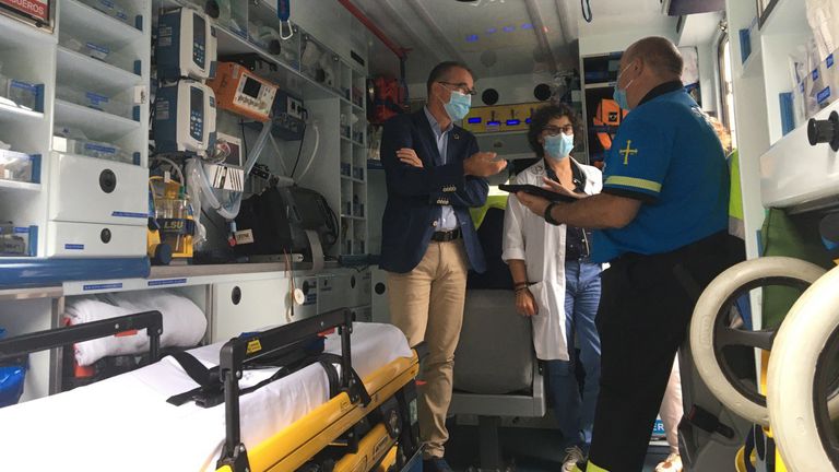El consejero de Salud, Pablo Fernández Muñiz, visita la base de la UME 1 en el Hospital de Jarrio