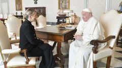 El papa Francisco conversa con la vicepresidenta segunda del Gobierno español, Yolanda Díaz, durante una audiencia celebrada este viernes en el Vaticano.