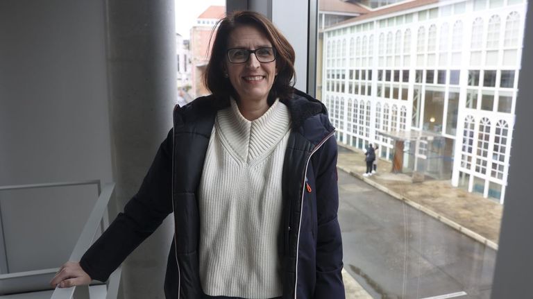 Olivia, fotografiada en el campus de Ferrol, con la Facultad de Humanidades y Documentación de fondo