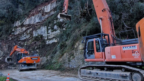 Trabajos de limpieza en el argayo de la AS-227