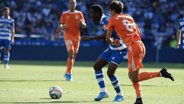 Sangalli pugna por el balón con Koné