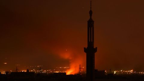Llamas y humo junto a una mezquita en Damasco, en una zona controlada por el Estado Islmico