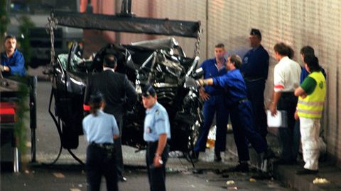 La policía, en el lugar del accidente donde la princesa Diana perdió la vida el 31 de agosto de 1997