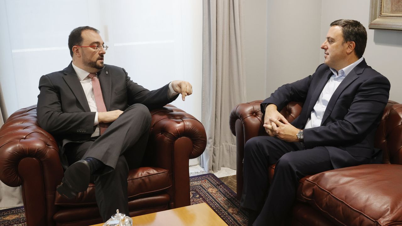 El presidente del Principado de Asturias, Adrián Barbón (i), se reúne con Valentín González Formoso (d), presidente de la diputación de La Coruña y secretario general del PSdG PSOE