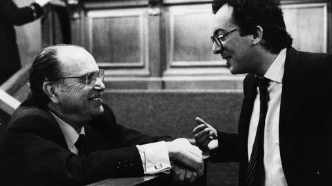 Fernando González Laxe como presidente de la Xunta conversa con Fernández Albor en el Parlamento de Galicia el 14 de mayo del 86