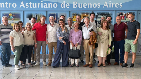 La directora general de Emigracin y Polticas de Retorno, Olaya Romano, con integrantes del grupo 'Les Madrees' en Uruguay.