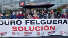 elegados sindicales de CC OO Y UGT se han concentrado este lunes frente a la sede de Duro Felguera para reclamar una solucin que garantice el empleo y la viabilidad de la empresa