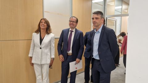 De izquierda a derecha, Julia Tejero, consejera de Duro Felguera, Eduardo Espinosa, presidente ejecutivo de Duro Felguera, y Juan Carlos Campo, viceconsejero de Industria