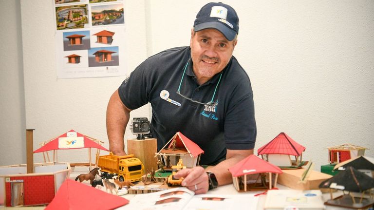 Un estradense diseña cabañas listas para entrar a vivir en tres semanas