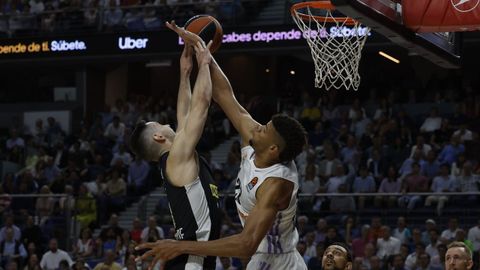Edy Tavares tries to block Greece's Ioannis Papapetrou.