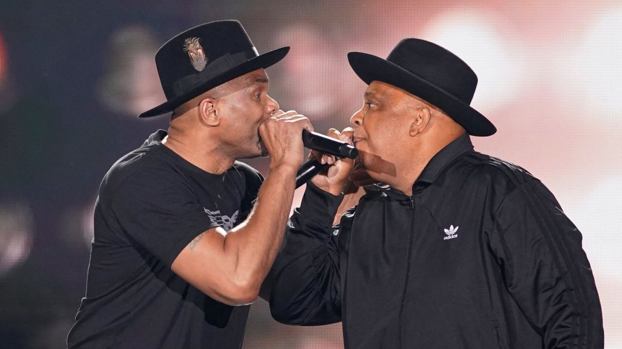 El rey concentrar� la ronda de consultas en dos d�as Feijoo y S�nchez ir�n el martes a Zarzuela.Los raperos Joseph Simmons (derecha) y Darryl McDaniels, del grupo Run DMC, en el concierto celebratorio del cincuenta aniversario del hip hop en el estadio de los Yankees, en el barrio neoyorquino del Bronx.
