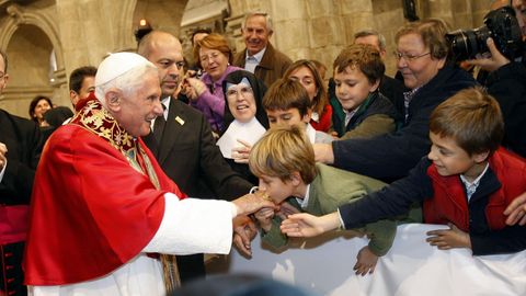 El papa Benedicto XVI saludando a unos niños en su visita a Santiago en el 2010.