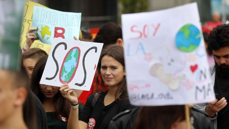 Protesta estudiantil en Oviedo para exigir medidas que combatan la crisis climática y reivindicar la bandera del «ecologismo anticapitalista»
