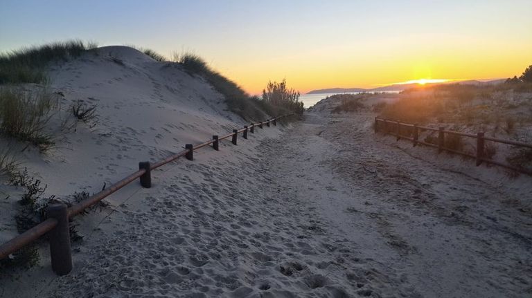 La duna de Major invade el acceso a la playa