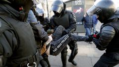 Policas rusos detienen a un manifestante en una protesta contra la guerra en San Petersburgo