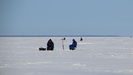Gente pescando durante el fin de semana sobre el mar Báltico congelado. Para ello, necesitan hacer un agujero sobre la superficie.