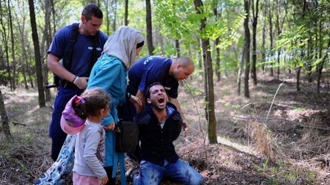 El padre de una familia de inmigrantes es arrestado por la policia local en la frontera entre Serbia e Hungria