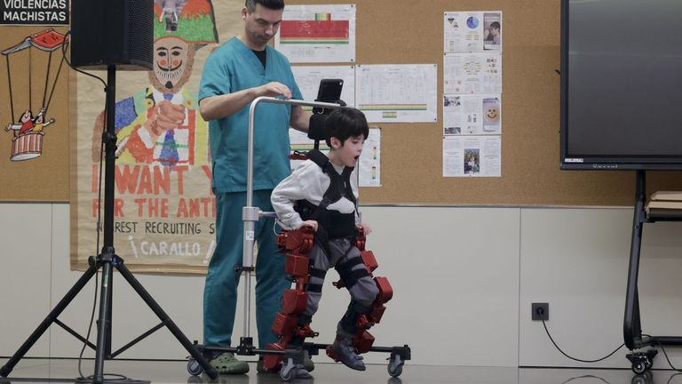 Un donante anónimo ayuda a que Aspace Coruña cuente con un exoesqueleto pediátrico