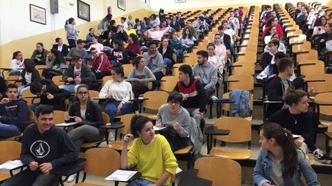 Los alumnos esperan el inicio de la prueba en la Facultade de Econmicas de Santiago