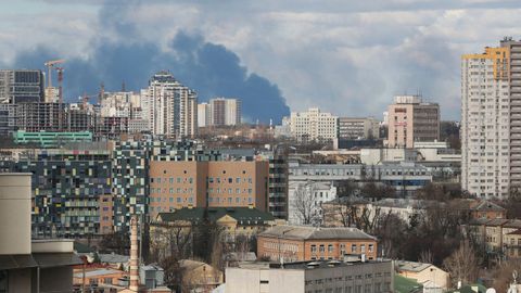 Una humareda tras un bombardeo a las afueras de Kiev