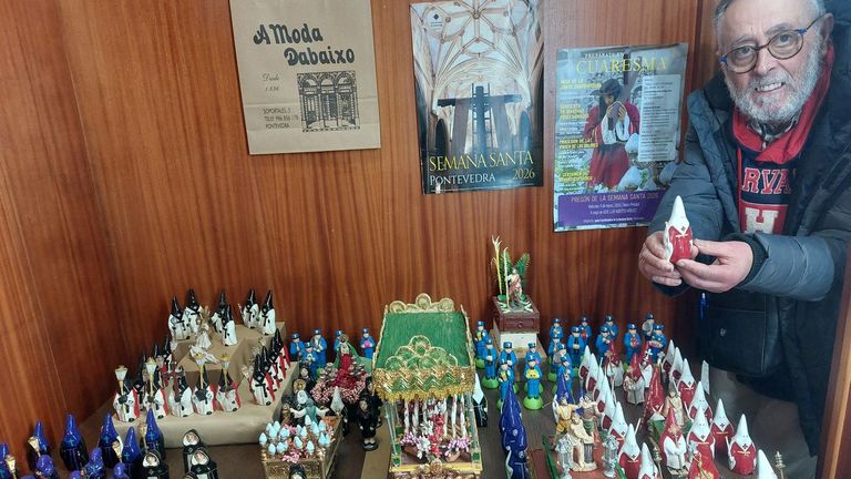 Francisco Luis López reinterpreta la Semana Santa de Pontevedra en figuras de terracota de 10 centímetros