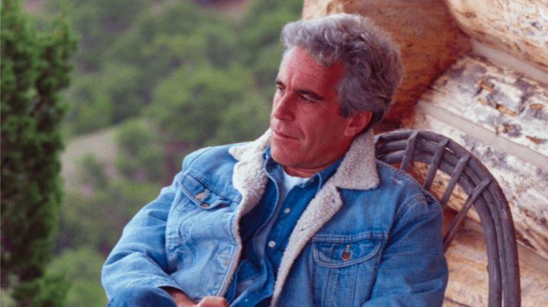 Piden testificar a la guardia de prisión que vio con vida por última vez a Epstein antes de su suicidio