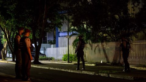 Miembros de la Guardia Nacional Bolivariana custodian en el exterior de la sede de El Nacional