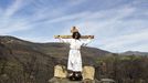 El Cristo del va crucis de Vilar, en el momento de escenificar la crucifixin, con los montes quemados al fondo