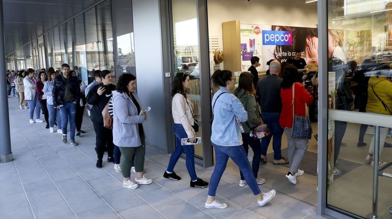 Colas de clientes en la jornada de apertura de la primera tienda de Pepco en Santiago, en el polígono de A Sionlla