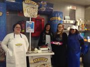 Las vendedoras y la promotora de la Gula del Norte, junto al puesto de promoci�n