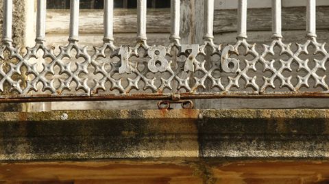 Detalle de forjado, madera y granito en el balcn de una casa del csaco histrico chantadino