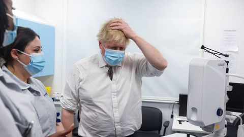 El primer ministro británico, Boris Johnson, este martes, durante su visita a un hospital de Londres