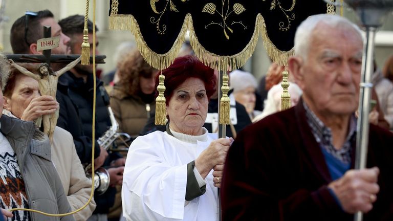 Víacrucis al pie de una secuoia en el barrio más pobre y cosmopolita de A Coruña: «Aquí caben todos»