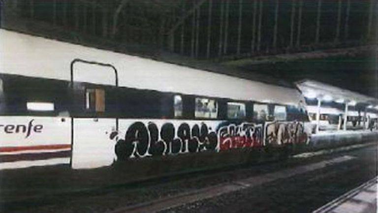 Revocan la condena de cárcel y multa de 4.300 euros a un grafitero de vagones de Renfe que actuaba en Vigo y A Coruña