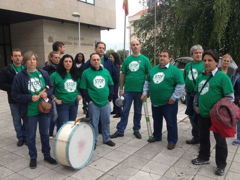 Los activistas de la Plataforma de Afectados por Hipotecas (PAH), tras presentar el escrito para que los jueces de Vigo se acojan a la objeci�n de conciencia