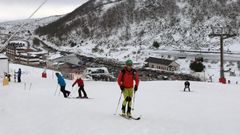 Los esquiadores disfrutan de la nieve con la estación de esquí de Valgrande-Pajares al fondo.Los esquiadores disfrutan de la nieve con la estación de esquí de Valgrande-Pajares al fondo