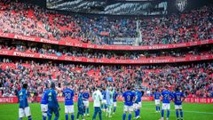 Los jugadores del Real Oviedo saludan a los aficionados azules tras perder ante el Athletic