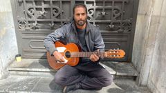 Miguel Gabarri, de 41 años, es un músico callejero de Oviedo que hasta hace bien poco pasaba desapercibido entre la multitud