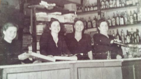 De izquierda a derecha, la madrina de Jorge Basoa, sus tías y su abuela