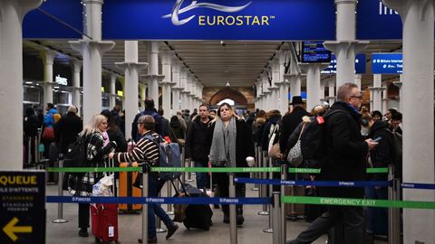 Pasajeros haciendo cola en la estación londinense de St. Pancras para subir al tren Eurostar con destino a Francia
