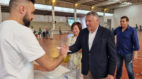 Telmo Martín, alcalde de Sanxenxo, votando en las elecciones municipales del 28M