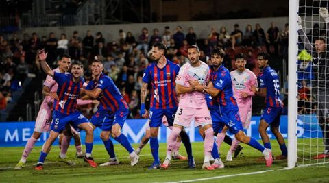 Un momento del partido entre el Eldense y el Real Oviedo
