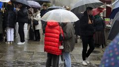 Visitantes con paraguas, este fin de semana en Monforte