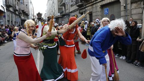 Domingo de entroido en Verín. Desfile con mucha participación y público. Los rodillos vengadores.
