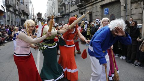 Domingo de entroido en Vern. Desfile con mucha participacin y pblico. Los rodillos vengadores.