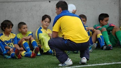 Yeremay escucha las instrucciones de Borja Pérez, durante un partido con el Las Palmas