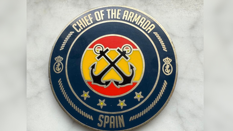«Challengue coin» cuatro estrellas, regalada por Antonio Piñeiro, Ajema de la Armada, a Basilio Otero, presidente de la Federación Nacional de Cofradías de Pescadores