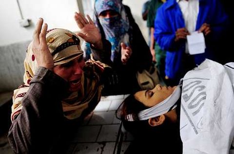 Una mujer llora la muerte de su hija, una de las trabajadoras de la campaa contra la polio.