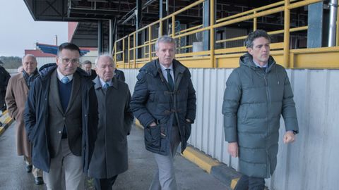 El conselleiro de Medio Rural, el presidente de ILAS, el presidente de la Xunta y el delegado de la Xunta en Lugo, de izquierda a derecha, en la visita a la planta de Outeiro de Rei. 