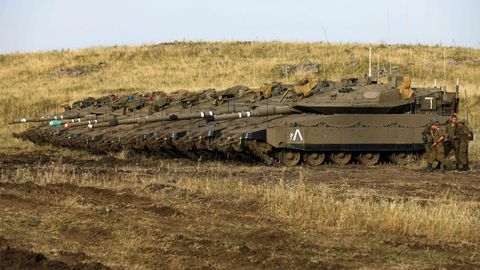 Soldados israeles se paran junto a los tanques Merkava Mark IV en un rea de despliegue de los altos del Goln, rea siria que ocupa militarmente